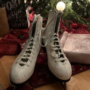 White CCM Pinouette skates. Size 8